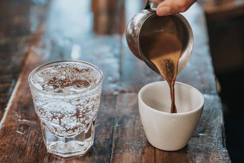 Зошто секогаш нарачуваме чаша вода со кафето?