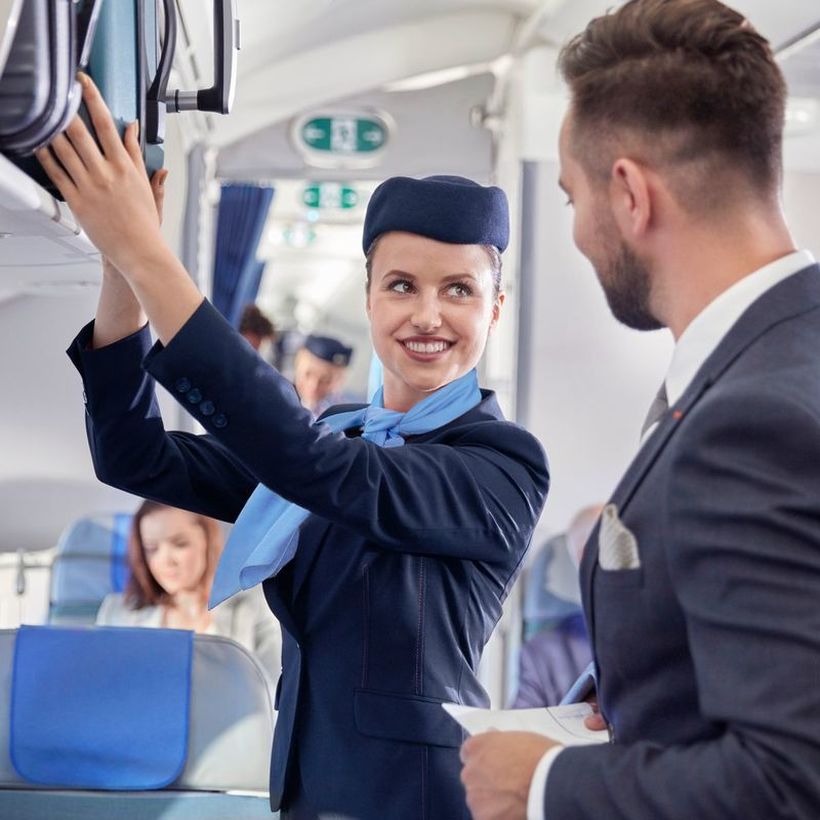 Еве зошто стјуардесите ве загледуваат кога се качувате во авион