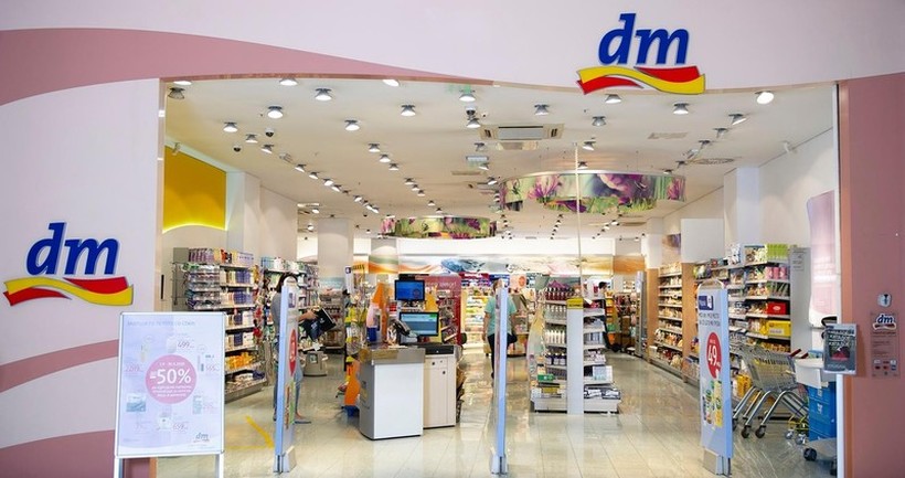 КОВИД поддршка: Компанијата dm им исплати бонус од 9.000 денари на сите вработени