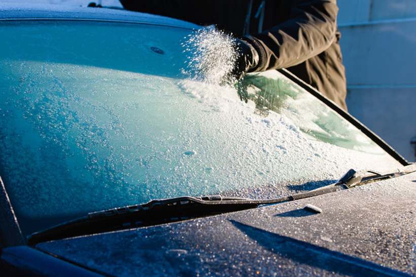 5 корисни трикови како да го спречите замрзнувањето на стаклата на автомобилот во зима