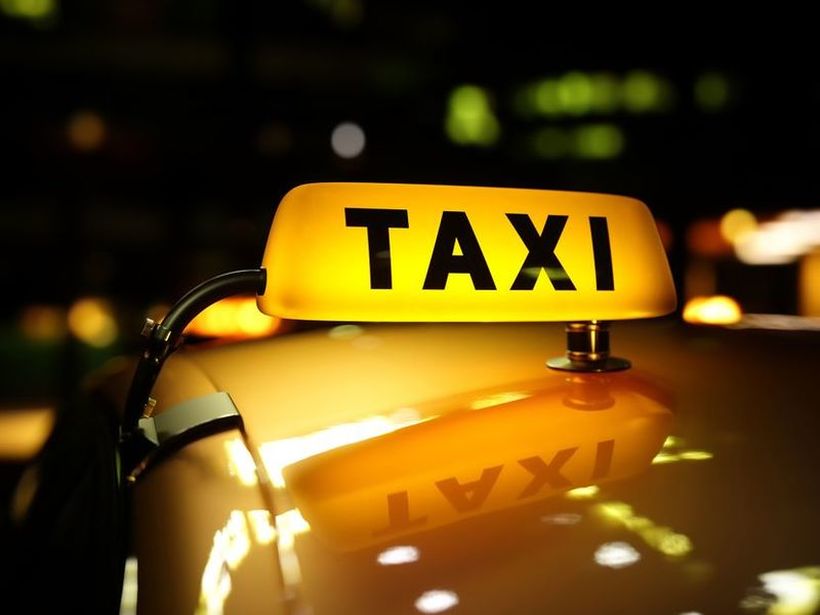 За такси може да чекате и до 45 минути: Дали празниците се проблем или тоа е секојдневна слика на градот!?