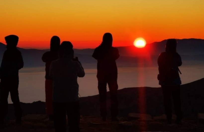 Над 60 вљубеници во планината,  годинава ја доживејаа магијата на првото изгрејсонце на  Пелистер