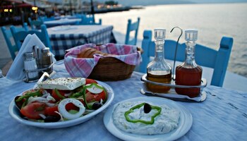 Поретко седнување во ресторан, почесто пазарење во маркет – новите цени во Грција ги шокираа првите туристи