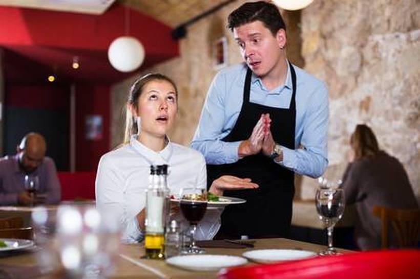 Приказни од кафеаните:Што најмногу ги нервира гостите кај келнерите?