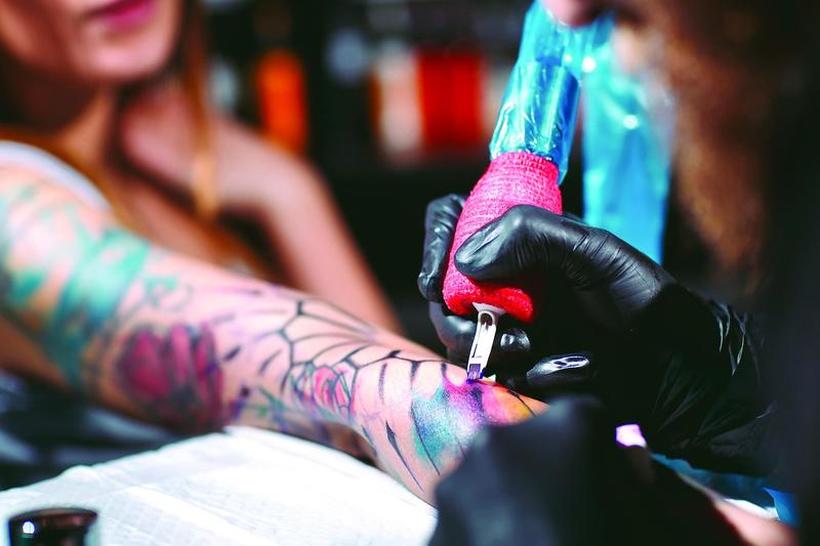 ЕУ ги забрани тетоважите во боја, а еве и зошто!