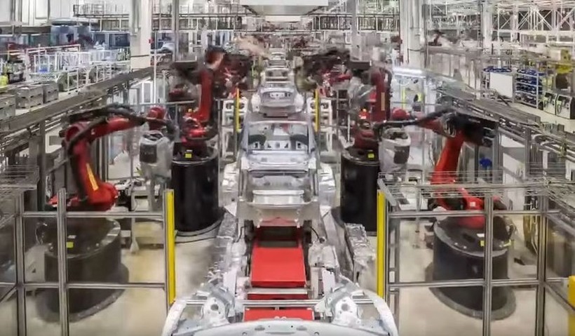 Ѕирнете во фабриката на третиот најбогат човек во светот: Произведува 4.000 автомобили неделно