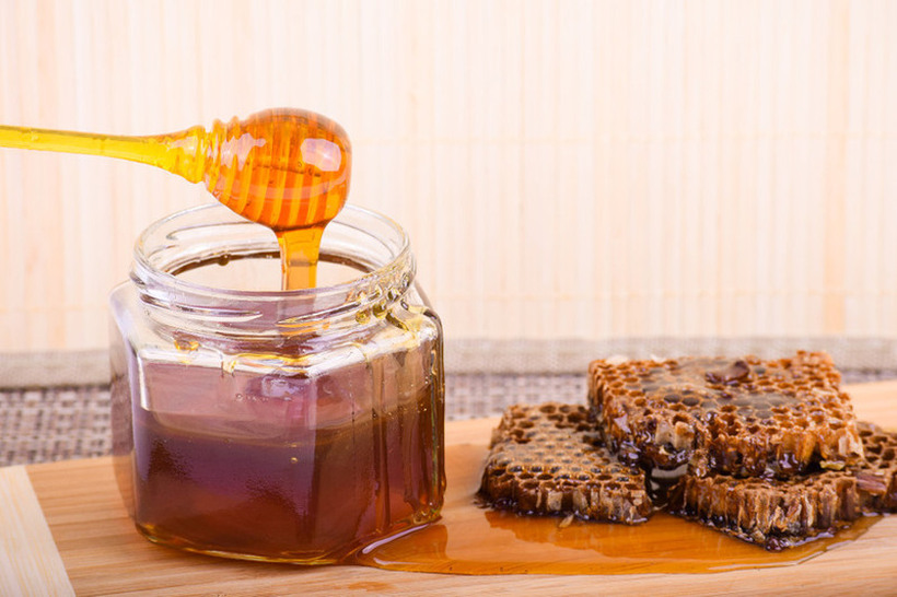 Како да препознаете вистински мед? За тестот ви се потребни чинија и вода