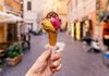 Казна од 450 евра за турист кој јадел сладолед седнат на работ од фонтана во Рим