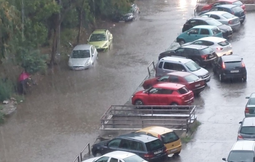 Поплавени улици, откорнати покриви: Силно невреме го зафати Скопје