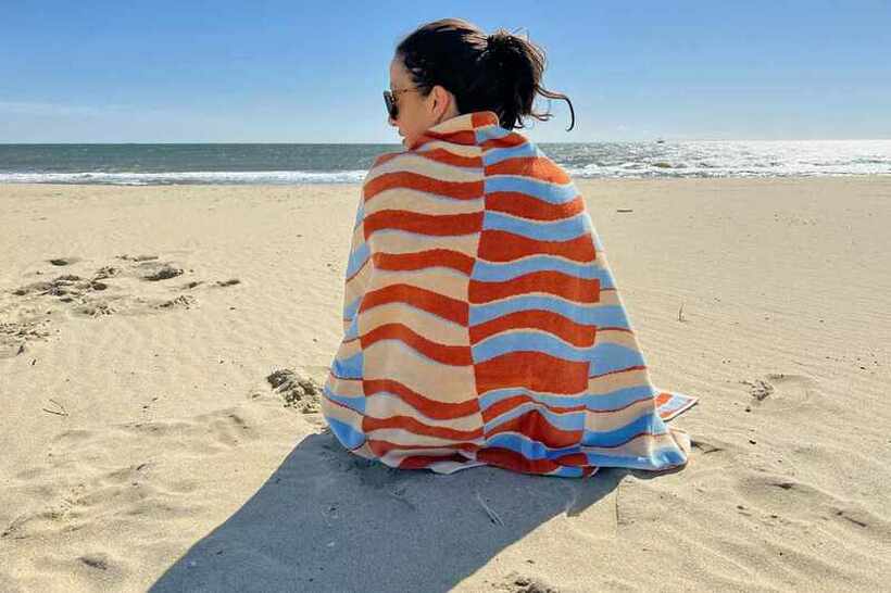 Нема веќе да ви бега: Генијален трик кој ќе ви помогне пешкирот да не ви одлета на плажа, нема ништо да ве чини