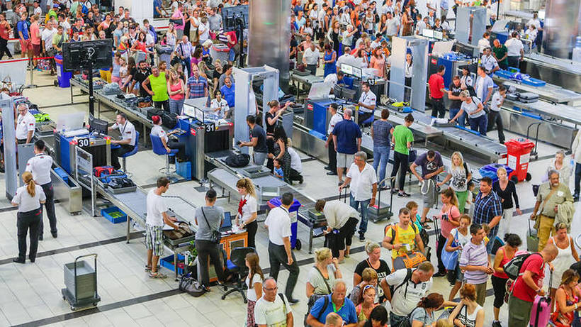 Хаос на аеродромите: Штрајковите ги принудуваат авиокомпаниите да ги откажат летовите