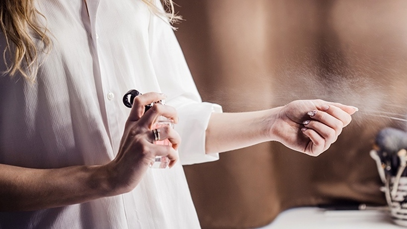 Дали знаете како се нанесува парфем за да ви трае подолго?
