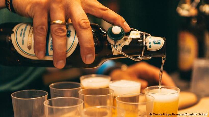 Германските производители на пиво стравуваат: Ќе исчезнат ли пивските шишиња на лето?!