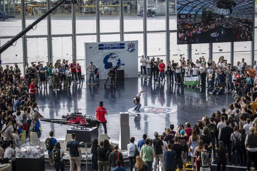 Најголемиот натпревар за фрлање авиончиња од хартија - Победниците одат на светско финале во Австрија