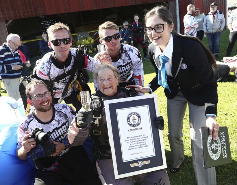 103-годишна баба скокна со падобран и го собори светскиот рекорд