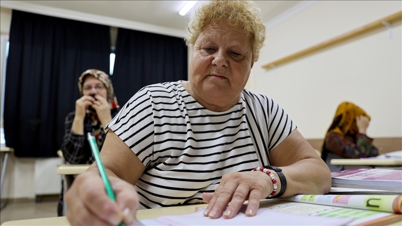 Никогаш не е доцна: Турчинка научила да пишува и да чита на 72 години