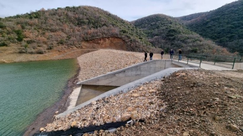 Протекува браната кај Неготино, од ЦУК велат дека состојбата е сериозна