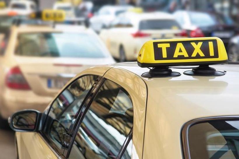 Таксистите бараат решение: „Ако ја покачиме цената на превозот, ќе немаме кого да возиме“