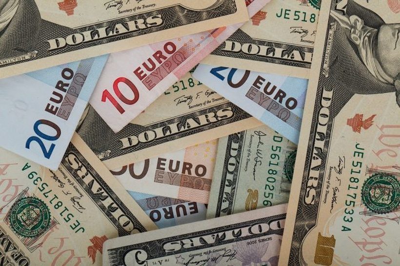 За првпат по 20 години се изедначија доларот и еврото