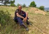 Овчарот Стојан дошол во српско село од Македонија, чува овци за дневница, наместо часовник го водат сончевите зраци