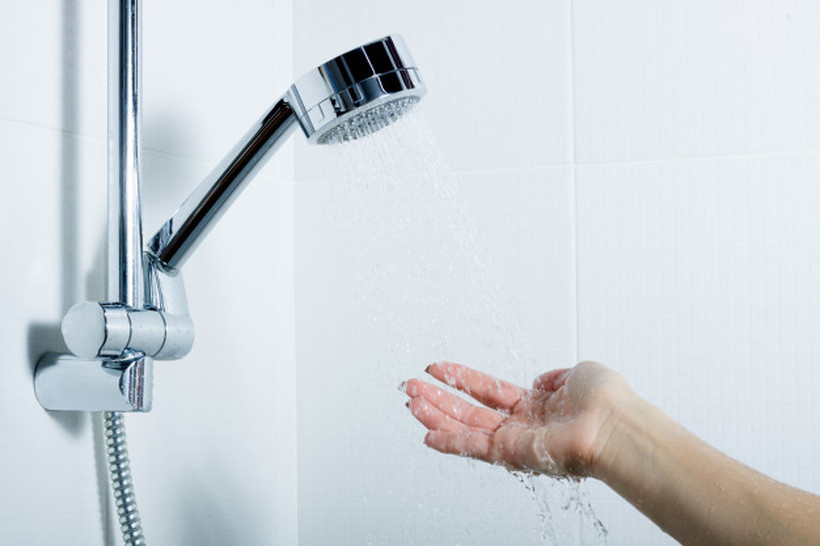 Грешки кои сите ги правиме додека се тушираме, а не сме ни свесни дека ни го уништуваат здравјето