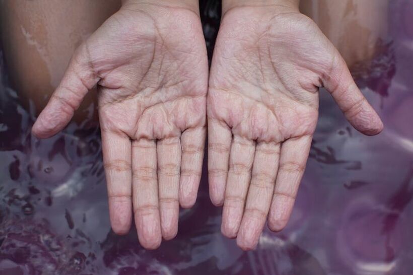 Дали знаете зошто прстите се збрчкуваат кога се долго време во вода? Тоа е спротивно од она што го мислат повеќето луѓе