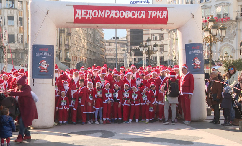 Стотици дедомразовци на традиционалната трка на скопскиот плоштад