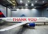 Со џиновски букви на авион Делта им се заблагодари на вработените