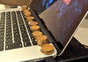 Одличен трик: Зошто е добро на лаптопот да ставите неколку монети?
