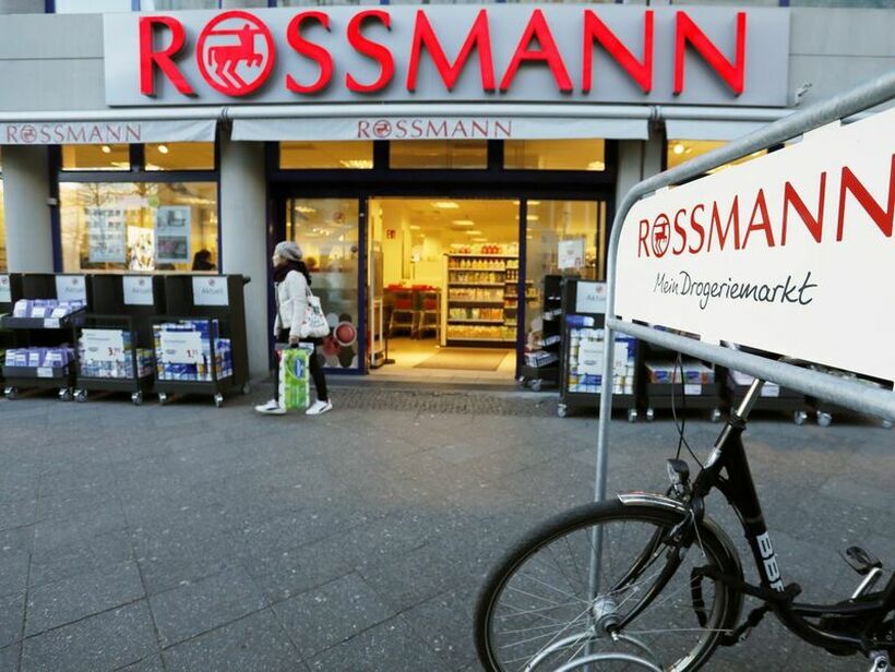 Убава заработка во еден од најпопопуларните синџири на дрогерии во Германија: Колкави се саатнините и платите во Rossmann?