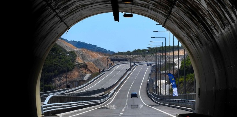 Казна од 250 евра и одземање на возачката: Внимавајте како возите во тунел