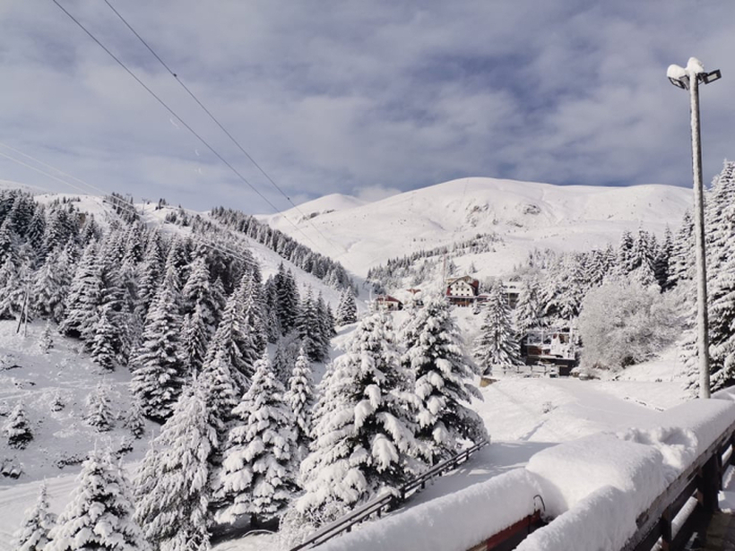 Вее снег во ски центрите во Македонија – Еве колку снег има, најмногу на Попова Шапка