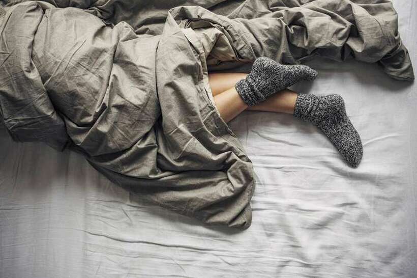 Експерт за спиење вели дека сите треба да носиме чорапи во кревет