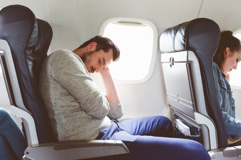 ВОДЕТЕ СМЕТКА: Зошто никогаш не смеете да заспиете пред да полета авионот?