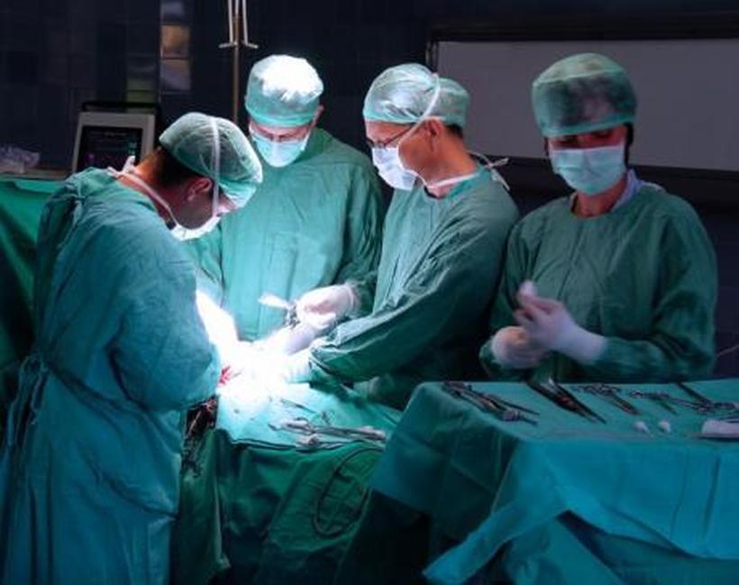 Вистински херои: Хирурзи оперираа додека болница гореше