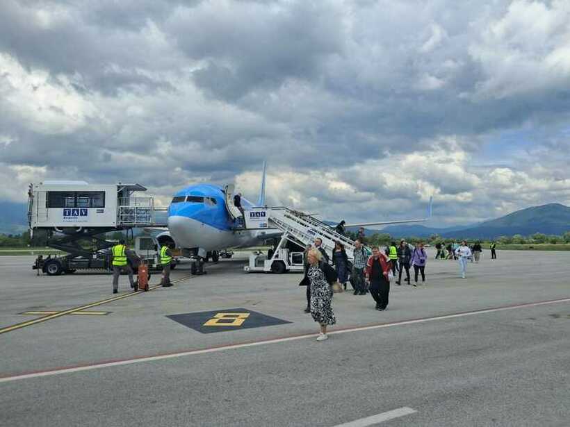 Првите британски туристи со чартер лет на ТУИ пристигнаа денес во Охрид