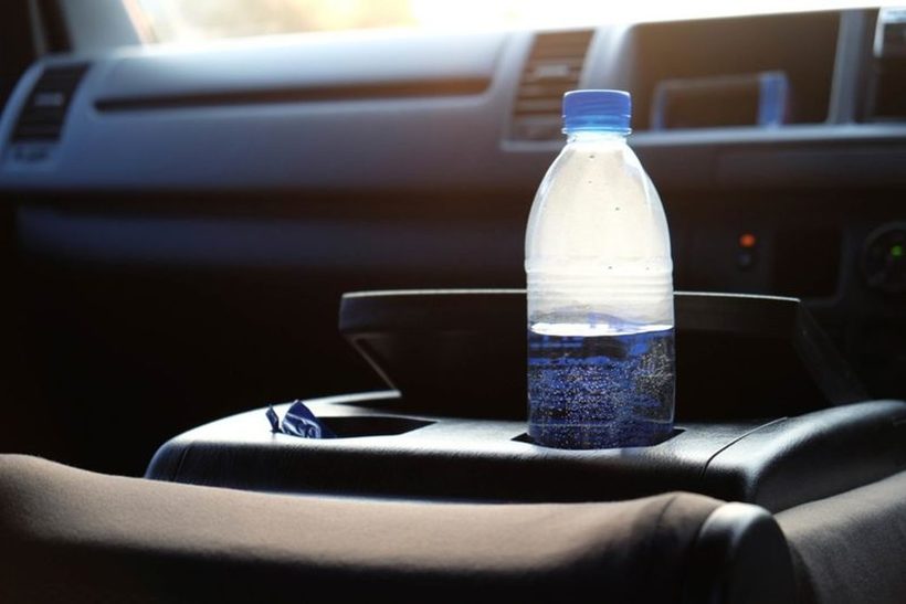 Зошто не треба да пиете вода од шише кое се загреало на сонце