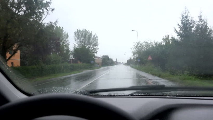 Ако треба да возите по дожд, овие работи мора да ги знаете