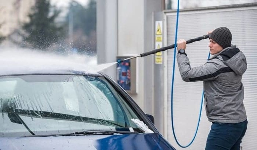 Зошто не е добро да го миете автомобилот на многу ниски температури?!