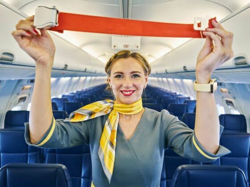 Дали знаете зошто стјуардесите носат марами? Не е поради убавина, модниот додаток може да ви спаси живот