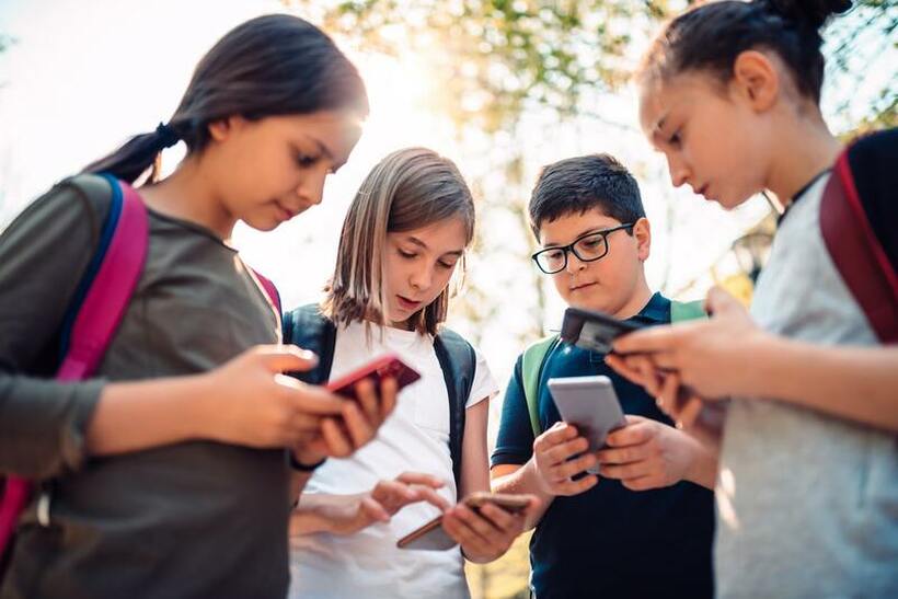 Децата под 13 години се премногу мали за социјалните мрежи, велат медицинските експерти