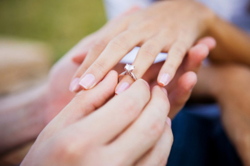 На која рака се носат вереничкиот и венчалниот прстен