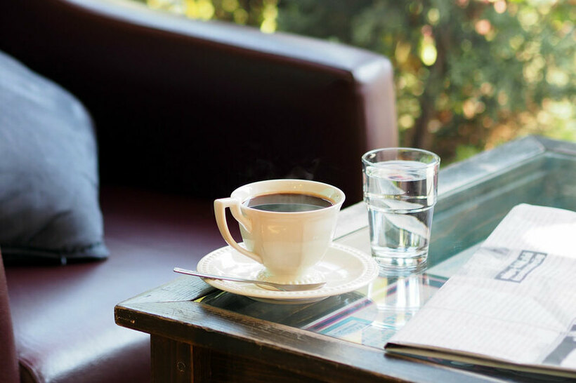 Дали знаете зошто со кафето се служи чаша вода?