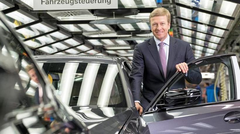 Директорот на BMW повторно избран за шеф на авто-производителите