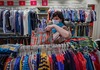 Производителите на облека во очај: Сите купуваат само пижами, не може да се ослободиме од залихите