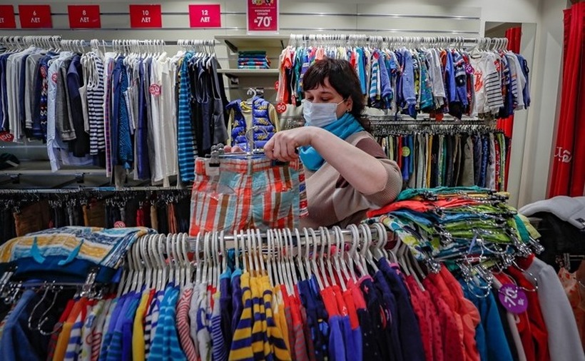 Производителите на облека во очај: Сите купуваат само пижами, не може да се ослободиме од залихите