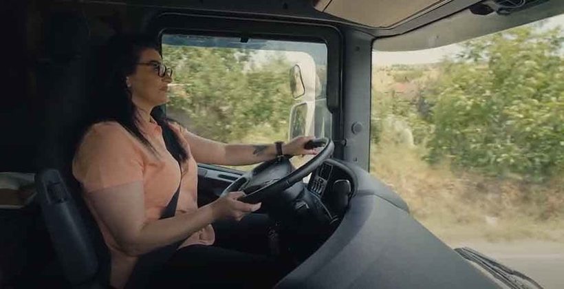 Жена која урива предрасуди - Снежана од Крива Паланка е една од малкуте жени во државата која вози шлепер