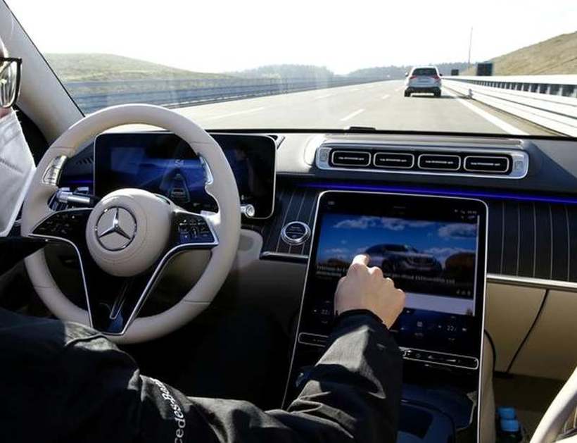 Германија го одобри системот на Мерцедес „возење без раце”