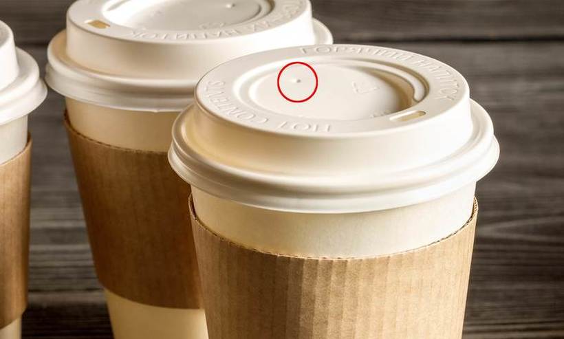 Дали знаете зошто пластичните шолји за кафе имаат мало дупче?