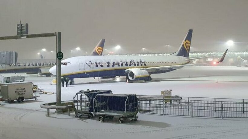 Затворен аеродром, откажани летови поради лошото време во Лондон